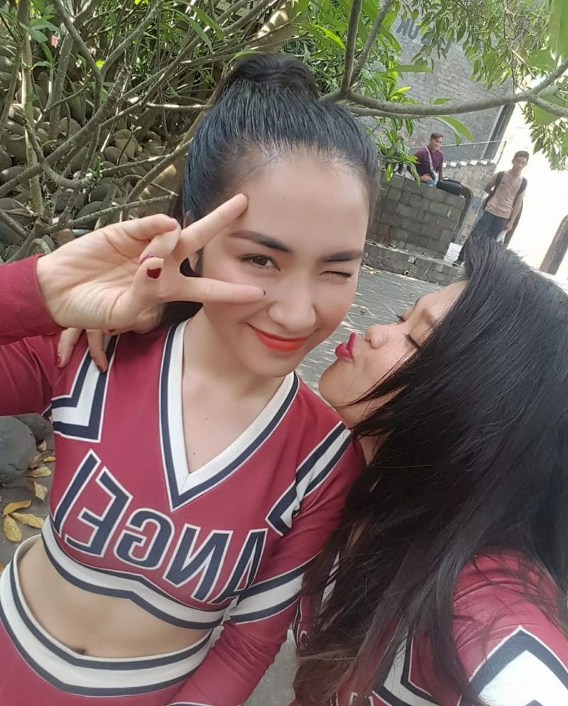Hình ảnh hậu trường Hòa Minzy với tạo hình cổ động viên trong Glee