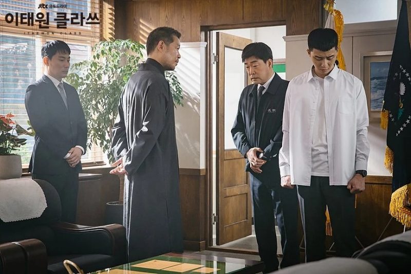 Phân đoạn hai bố con Sae Ro Yi phải cúi đầu nhận lỗi trước chủ tịch Jang Dae Hee