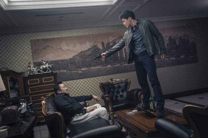 Jang Dong Soo và Jung Tae Seok đấu đá lẫn nhau để giành phần thắng về mình