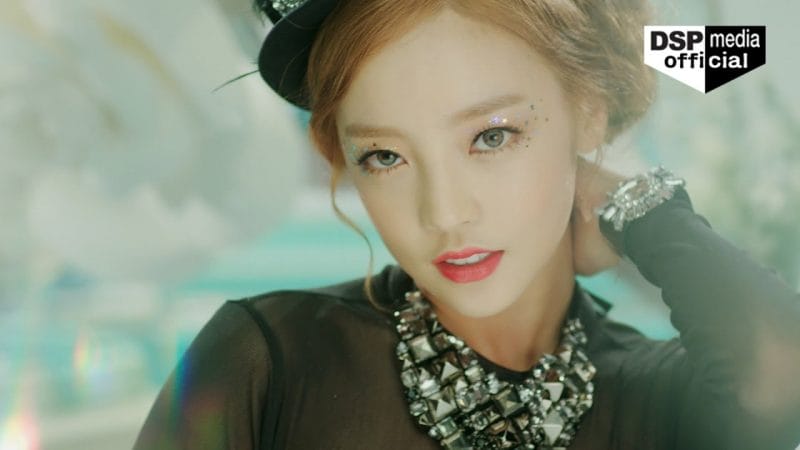 Tạo hình của Goo Hara trong lần trở lại này ngay lập tức nhận được sự chú ý nhờ nhan sắc xinh đẹp