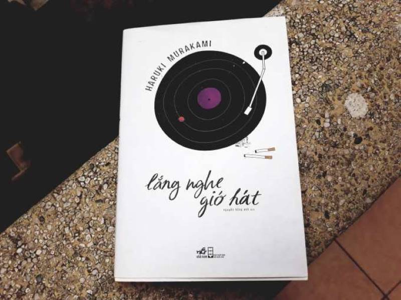 Tiểu thuyết đầu tay Lắng nghe gió hát được nhà văn chắp bút