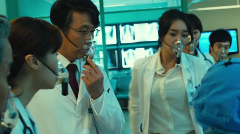 Các y bác sĩ luôn cố gắng giành giật sự sống cho bệnh nhân