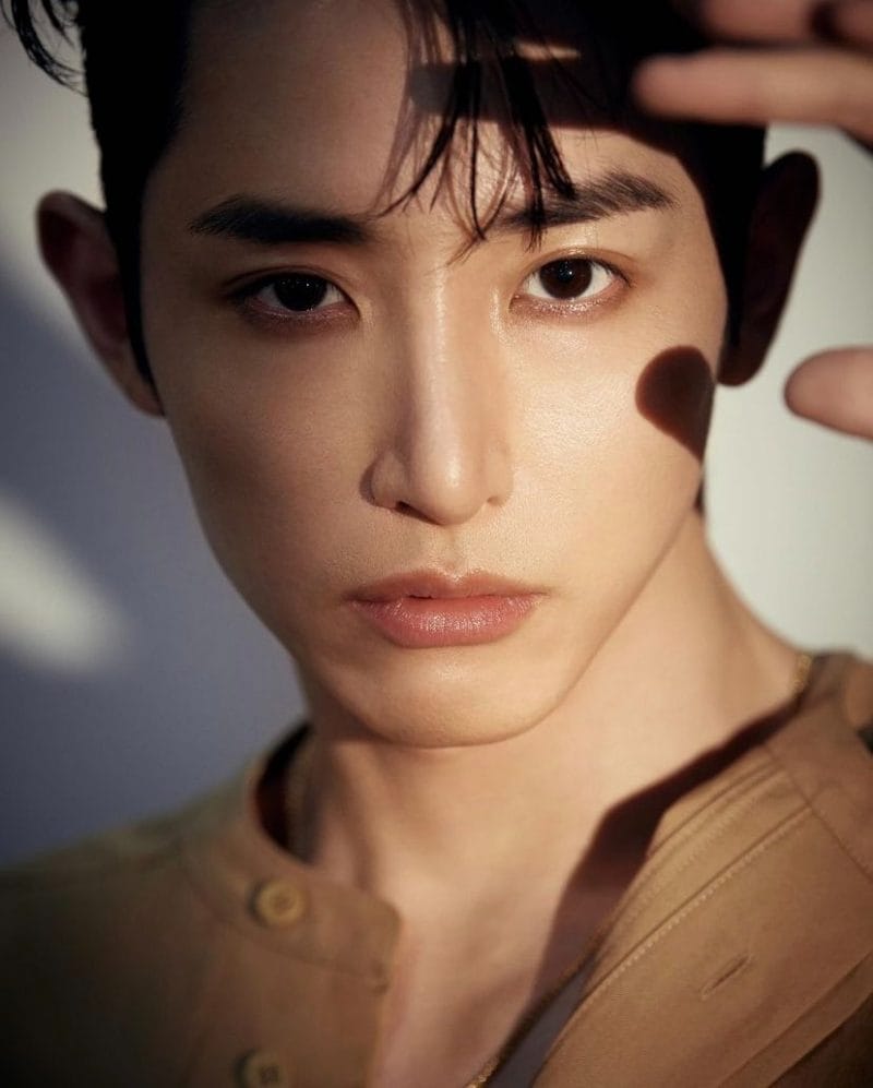 Lee Soo Hyuk bắt đầu làm người mẫu khi còn là học sinh trung học