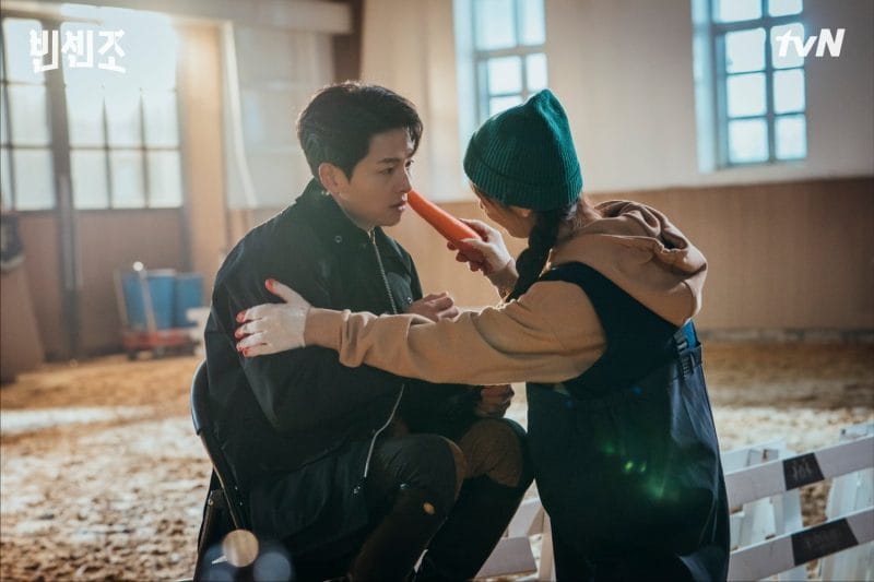 Vincenzo và Hong Cha Young dần nảy sinh tình cảm với nhau trong quá trình làm việc