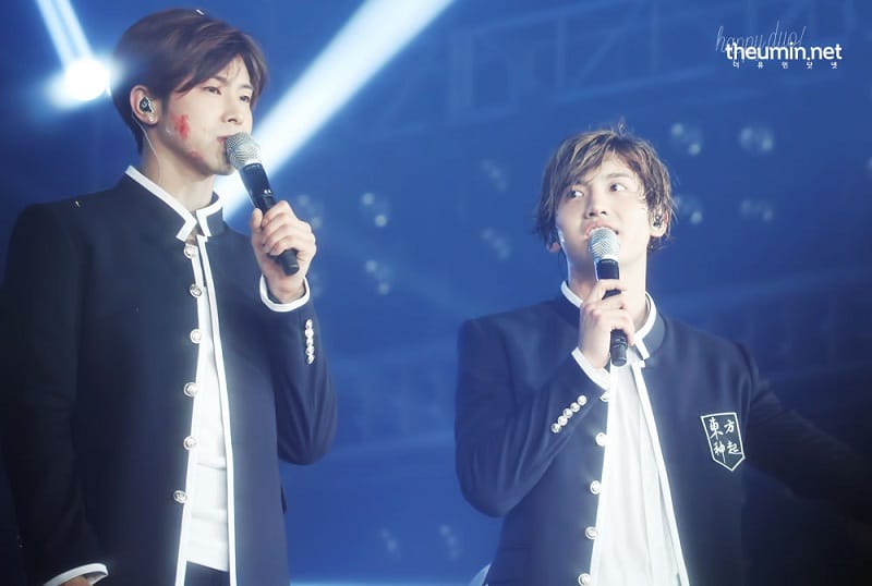 DBSK diện đồng phục khi còn đủ năm người trong buổi biểu diễn kỷ niệm mười năm