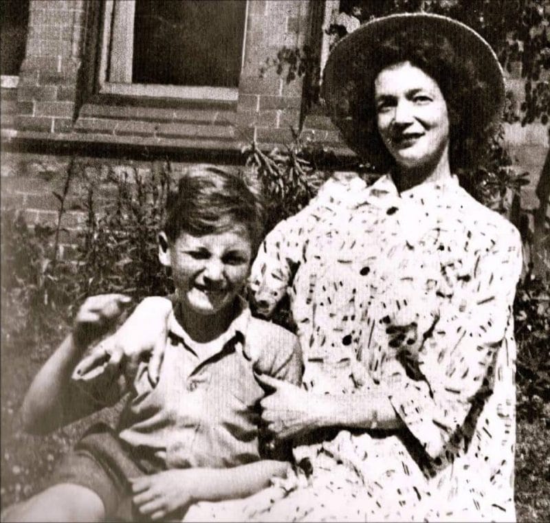 John Lennon sinh năm 1940 tại thành phố Liverpool