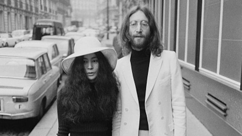 Yoko và John gặp nhau lần đầu tại một triển lãm
