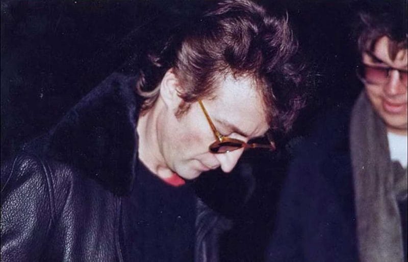 John Lennon ký tặng Chapman (góc phải) trước khi bị ám sát