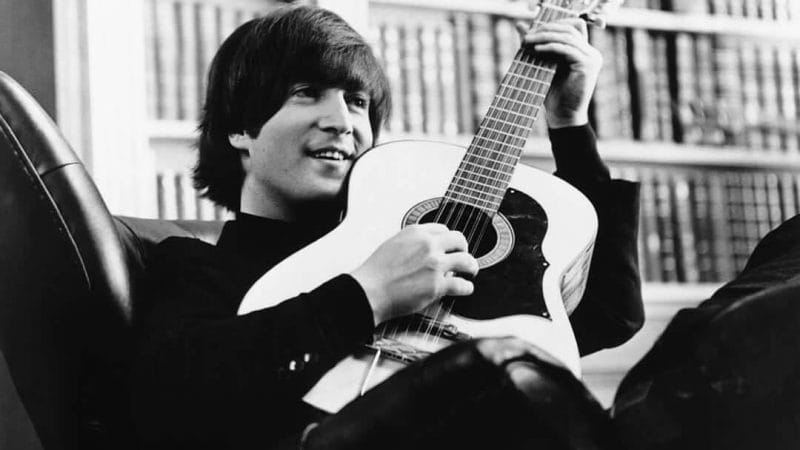 John Lennon sở hữu một giọng hát đầy cảm xúc và khả năng chơi nhạc cụ đa dạng