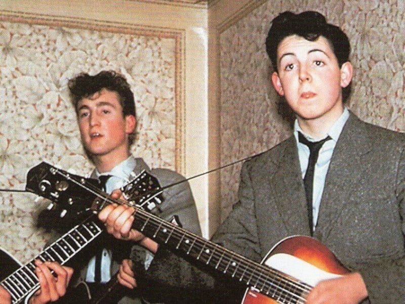 John và Paul cùng chơi nhạc khi còn ở The Quarrymen