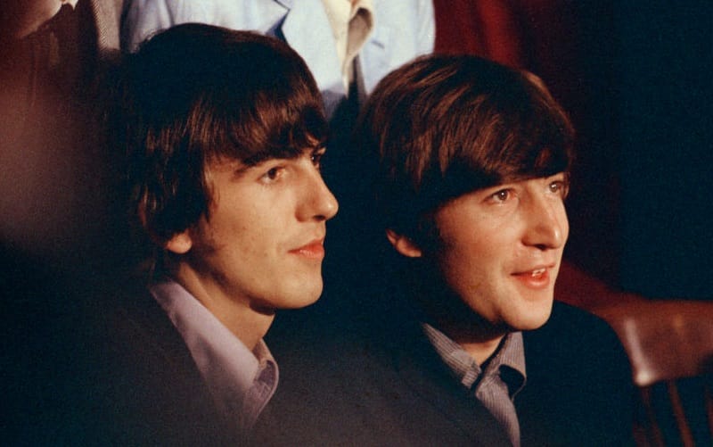 George Harrison (bên trái ảnh) được giới thiệu vào The Quarrymen