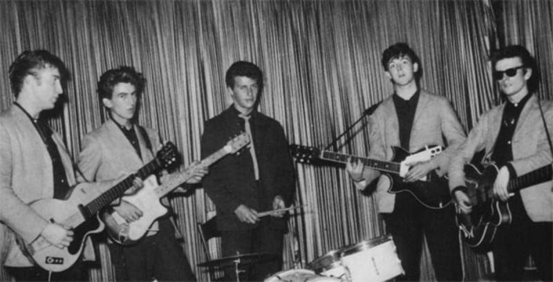 The Quarrymen (tiền thân The Beatles) khi trình diễn ở Hamburg