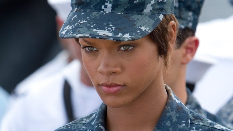 Nữ binh sĩ Cora Rikes do Rihanna thủ vai