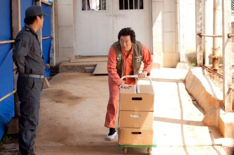 Man Bum nỗ lực đưa Ye Sung vào phòng giam để gặp Yong Goo