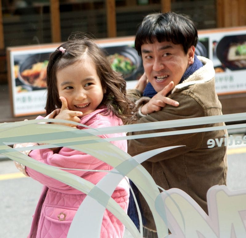Hai cha con Yong Goo và Ye Sung