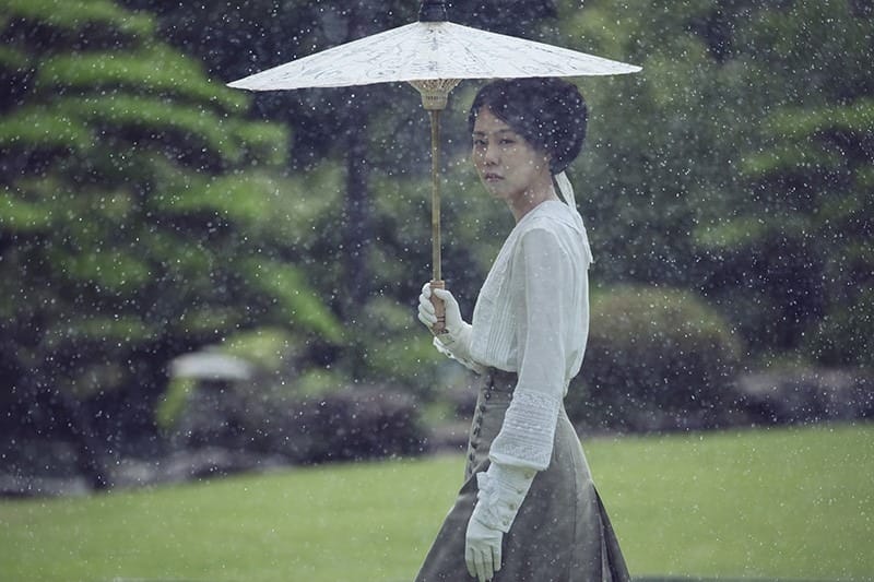 Hideko tựa nàng thiên nga bị giam trong lồng sắt