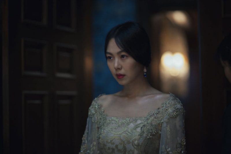 Hideko luôn chưng diện bằng những bộ đầm sang trọng