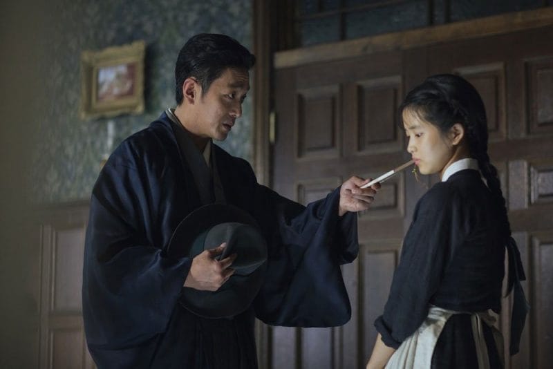 Fujiwara và Sook Hee thực chất là hai tay trộm lão làng với âm mưu chiếm đoạt tài sản của Hideko