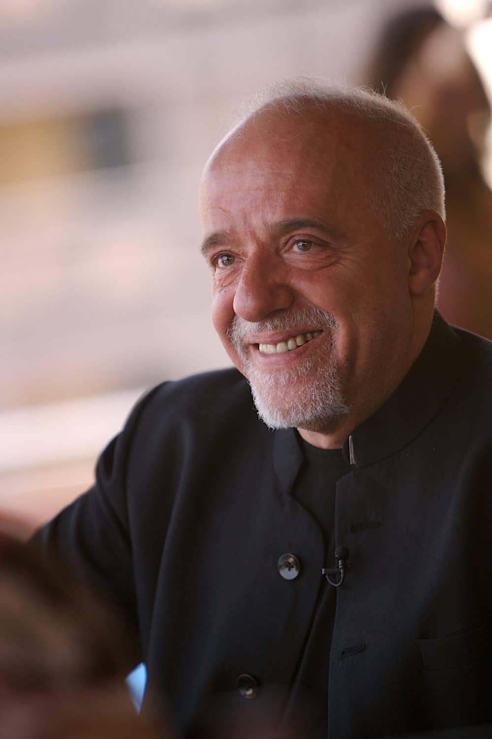 Chân dung nhà văn Paulo Coelho