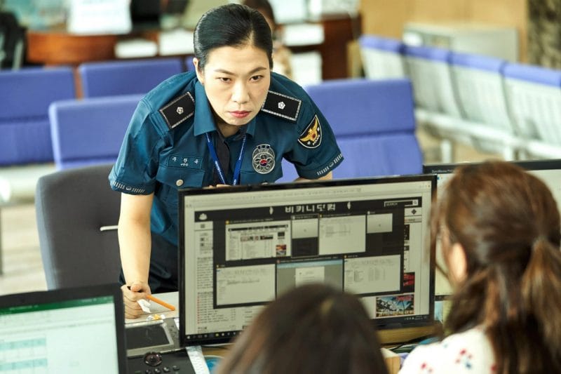 Môi trường tại sở cảnh sát đầy chân thực với các nhân vật đa dạng