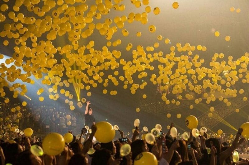 Sân khấu Guerrilla Concert được lấp đầy bởi sắc vàng