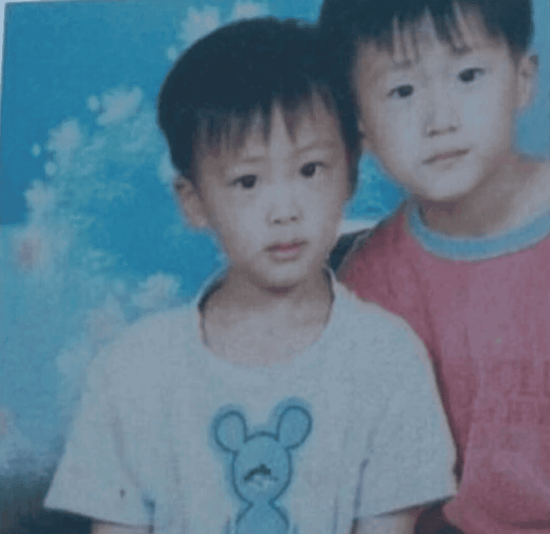 Jin (bên trái ảnh) cùng anh trai