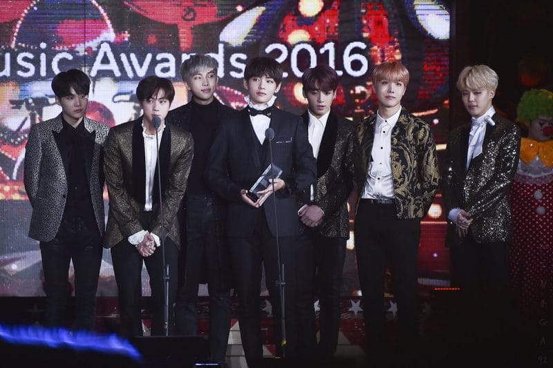 Jin lần đầu chạm tay đến giải Dae-sang tại Melon Music Awards 2016