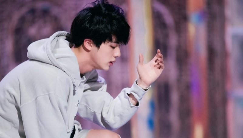Jin trong MV Fake Love