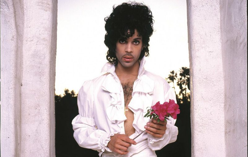 Nam ca sĩ mang đến thứ âm nhạc dịu dàng hơn với album Purple Rain