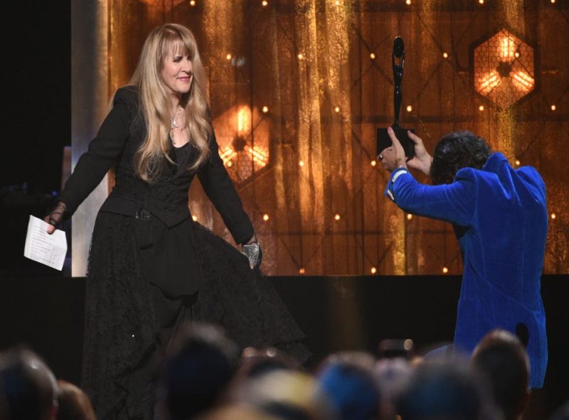Stevie Nicks (bên trái ảnh) và Prince "suýt" có màn hợp tác trong Purple Rain