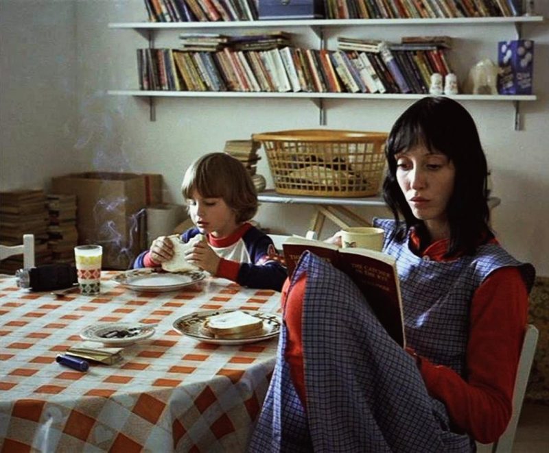 Wendy và Danny tại ngôi nhà cũ chờ đợi Jack Torrance