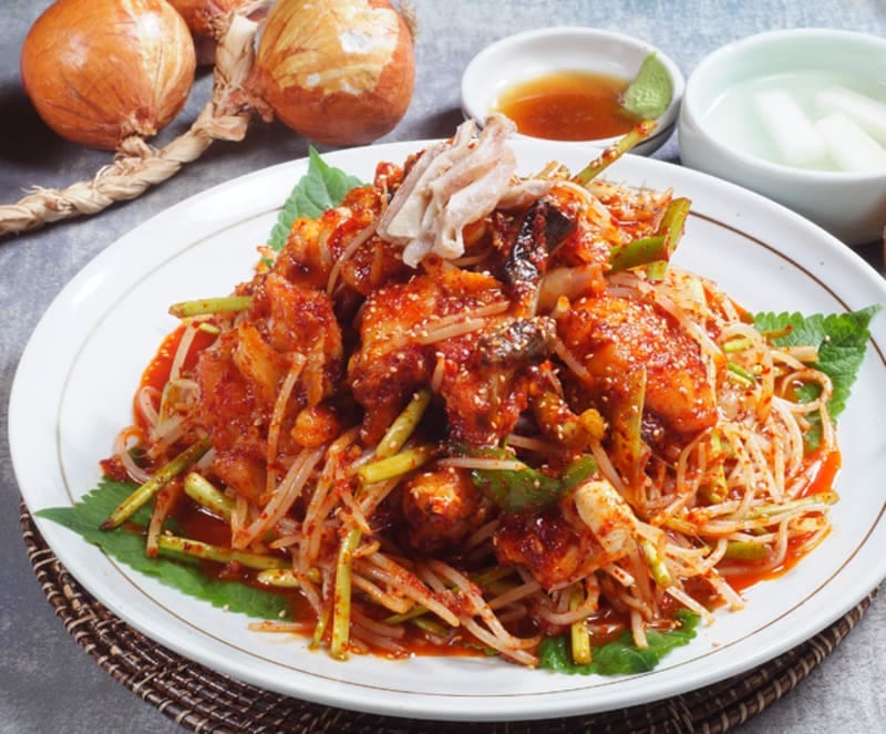 Màu sắc bắt mắt của món cá xào Agujjim rất được ưa chuộng tại Busan