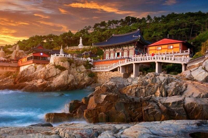 Haedong Yonggungsa - một trong những ngôi đền biểu trưng của Busan