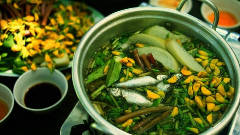 Lẩu cá linh là món ăn nổi tiếng mùa nước nổi miền Tây