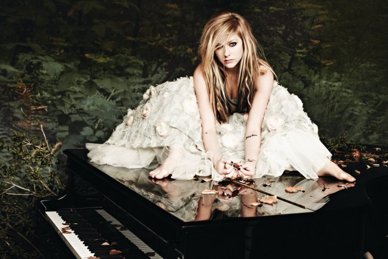 Goodbye Lullaby mang âm hưởng nhẹ nhàng biểu cảm