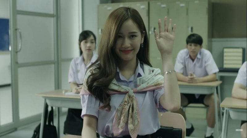 Claire học cách chấp nhận khuyết điểm và yêu thương chính con người thật của mình