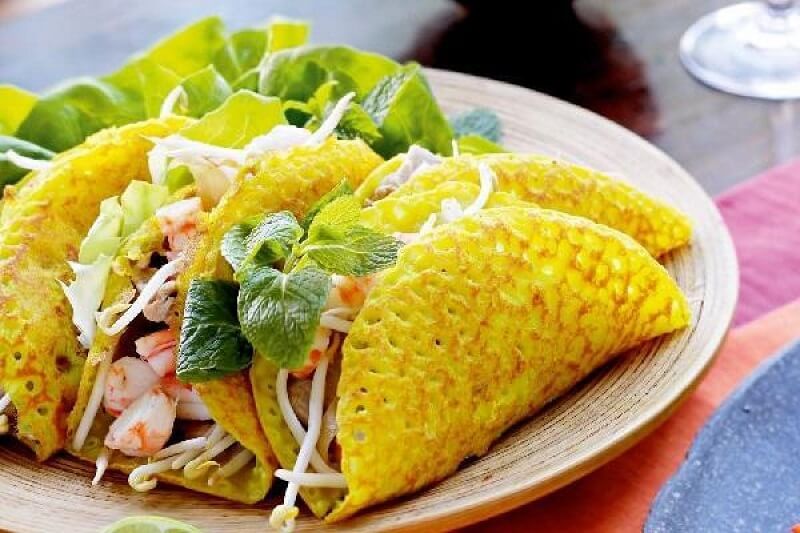 Bánh xèo là món ăn dân dã của ẩm thực đường phố