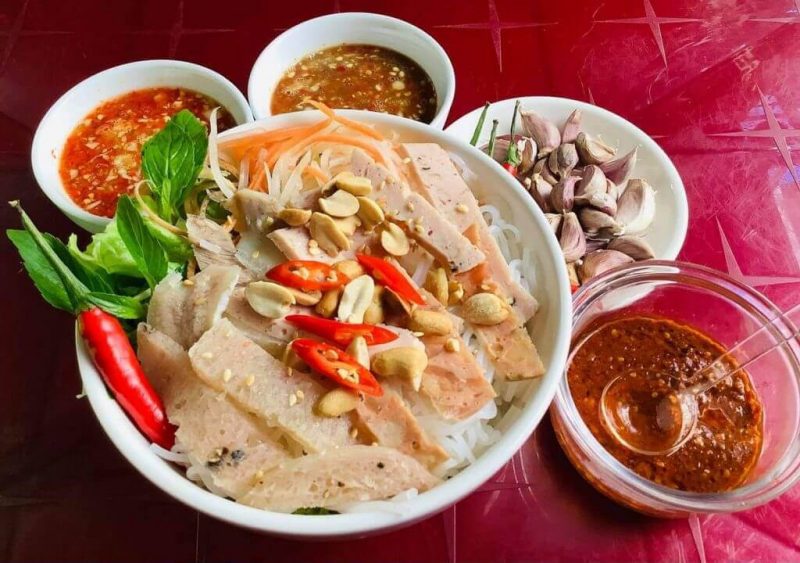 Bún mắm nêm có hương vị cay nồng nổi tiếng ở Huế