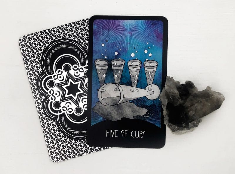 Sự trắc trở mà 5 Of Cups gợi nhắc đến không hoàn toàn là một điềm báo xấu
