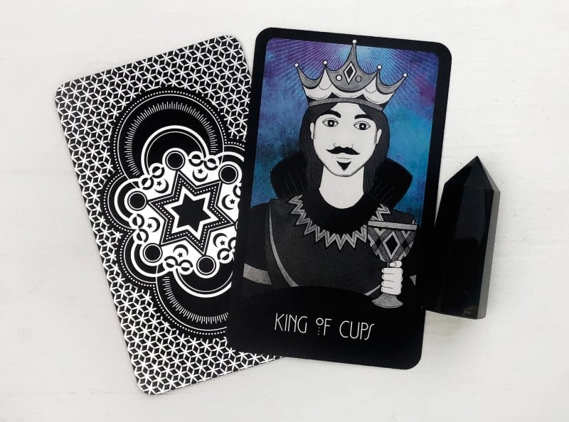 King Of Cups đóng vai trò là một người cha đồng thời là một người thầy hướng dẫn về mặt tâm linh
