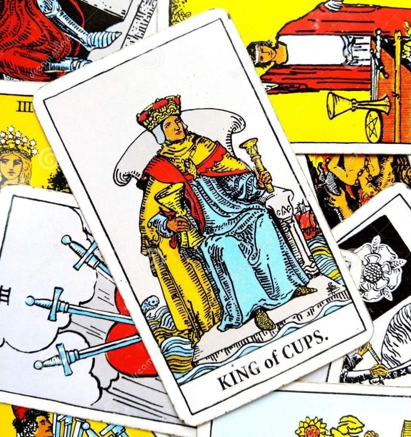 Hình ảnh đặc trưng được thể hiện thông qua lá bài King Of Cups là một người đàn ông điềm tĩnh đang ngồi trên một chiếc ngai vàng