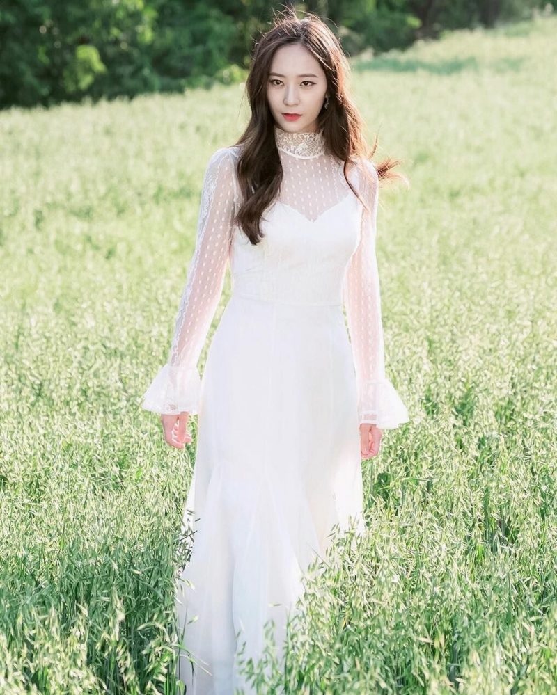 Krystal gây chú ý với lối diễn thu hút cùng phong cách sang trọng