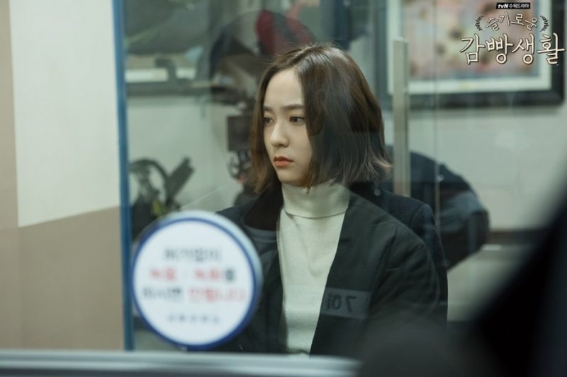 Cô nàng vẫn xinh đẹp với mái tóc ngắn dù không trang điểm nổi bật