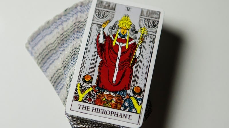 Lá bài The Hierophant mang nhiều ý nghĩa tôn giáo và tín ngưỡng