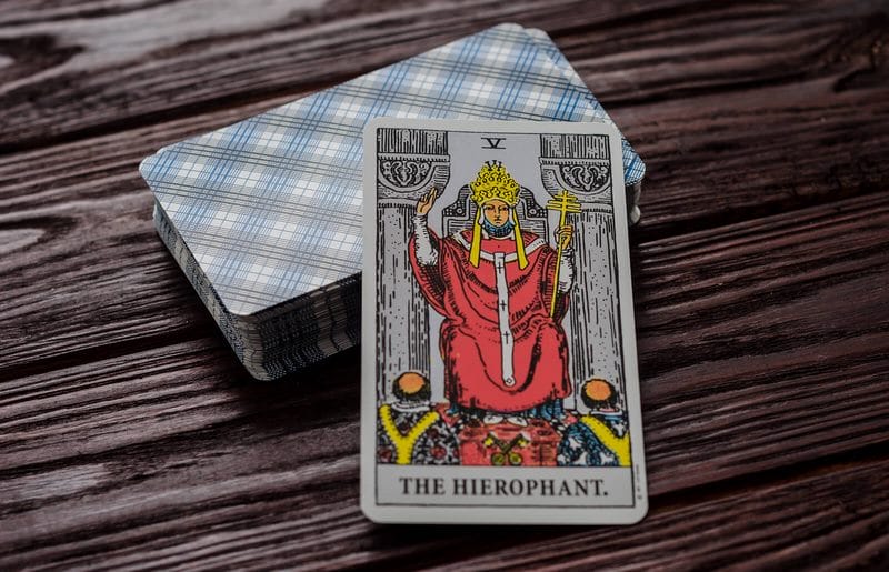 Lá bài The Hierophant xuôi gửi gắm nhiều ý nghĩa về tinh thần