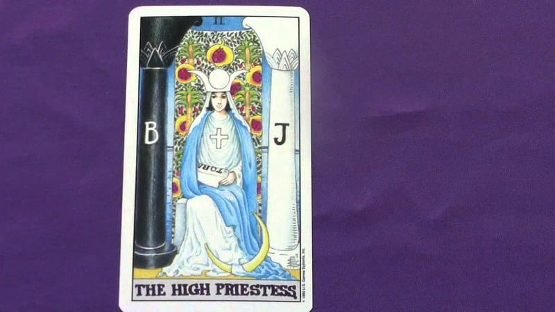 Khi lá bài The High Priestess ở chiều xuôi thường muốn nhắc nhở bạn hãy để mọi thứ vận hành tự nhiên