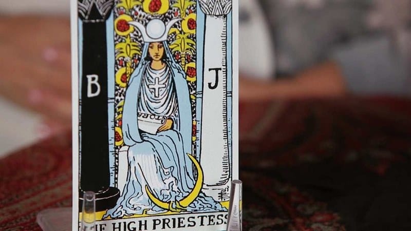 Rất nhiều ý nghĩa đặc biệt xuất hiện khi The High Priestess kết hợp với các lá bài khác