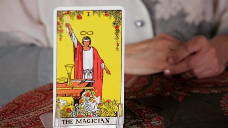 Lá bài The Magician xuất hiện ngược đồng nghĩa rằng công việc của bạn không được thuận lợi