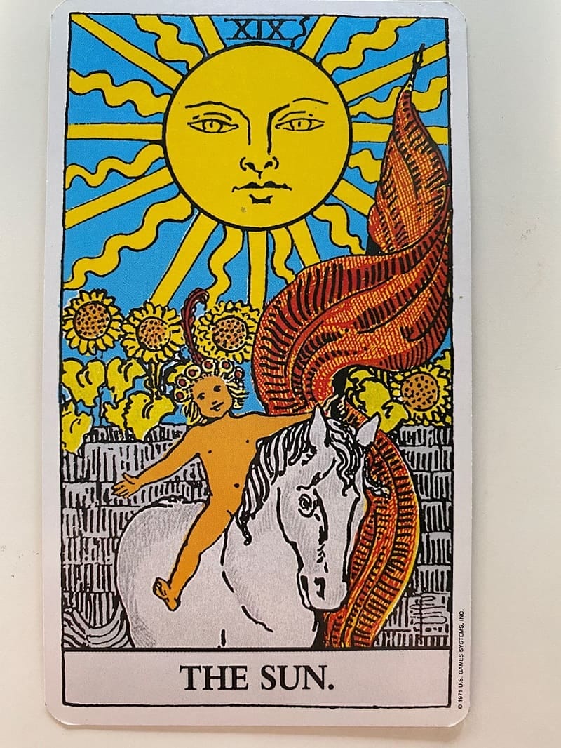 Giải mã ý nghĩa thông qua những biểu tượng trên lá The Sun