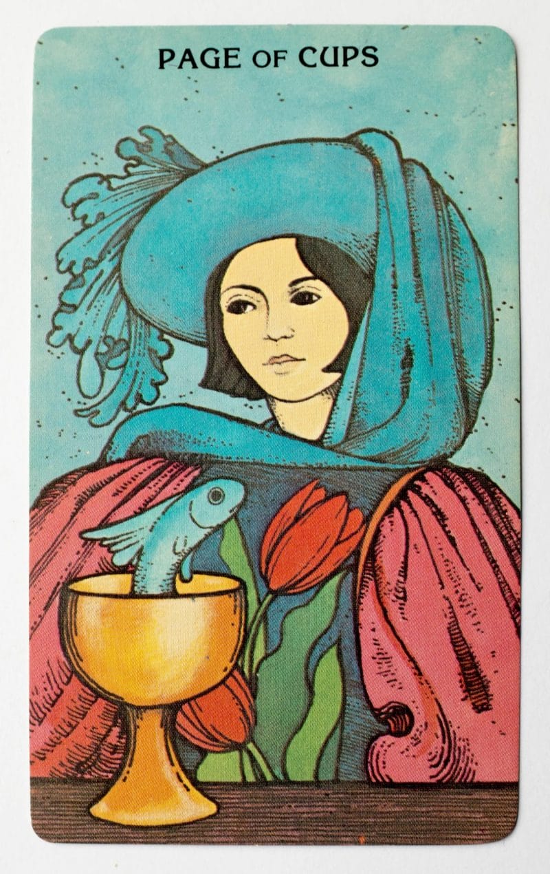 Hình ảnh người đàn ông xuất hiện trong lá bài Page Of Cups được xem là hóa thân của Cupid
